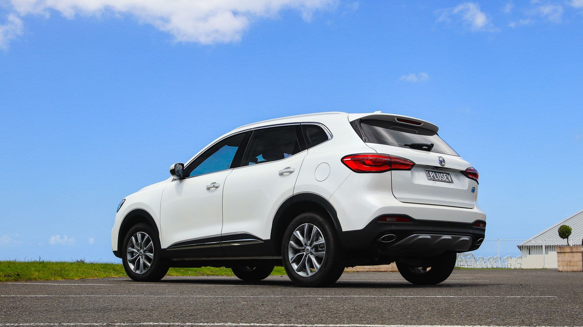White MG HS Plus EV rear side view White MG HS Plus EV rear side view
