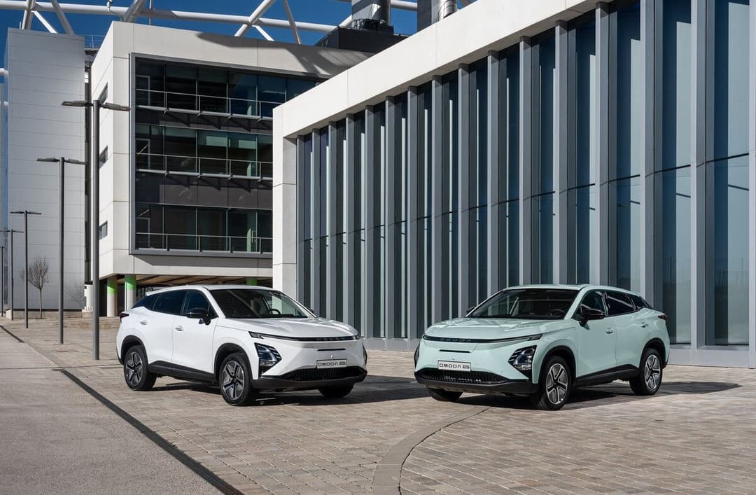 Omoda E5 white and teal side by side Omoda E5 white and teal side by side