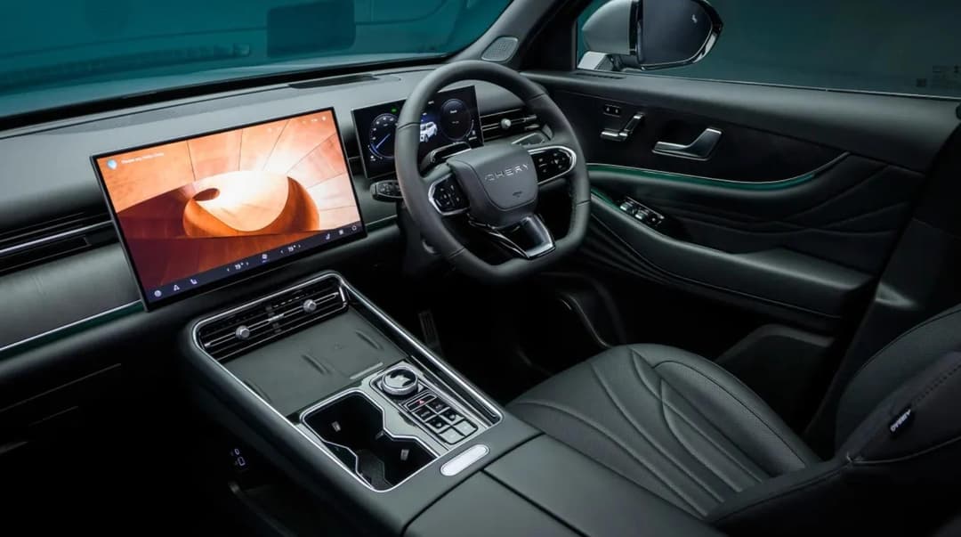 Chery Tiggo 9 interior showing 15.6-inch touchscreen and ambient lighting Chery Tiggo 9 interior showing 15.6-inch touchscreen and ambient lighting