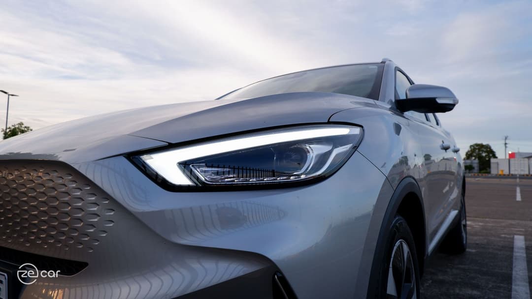 MG ZS EV headlight and tail light