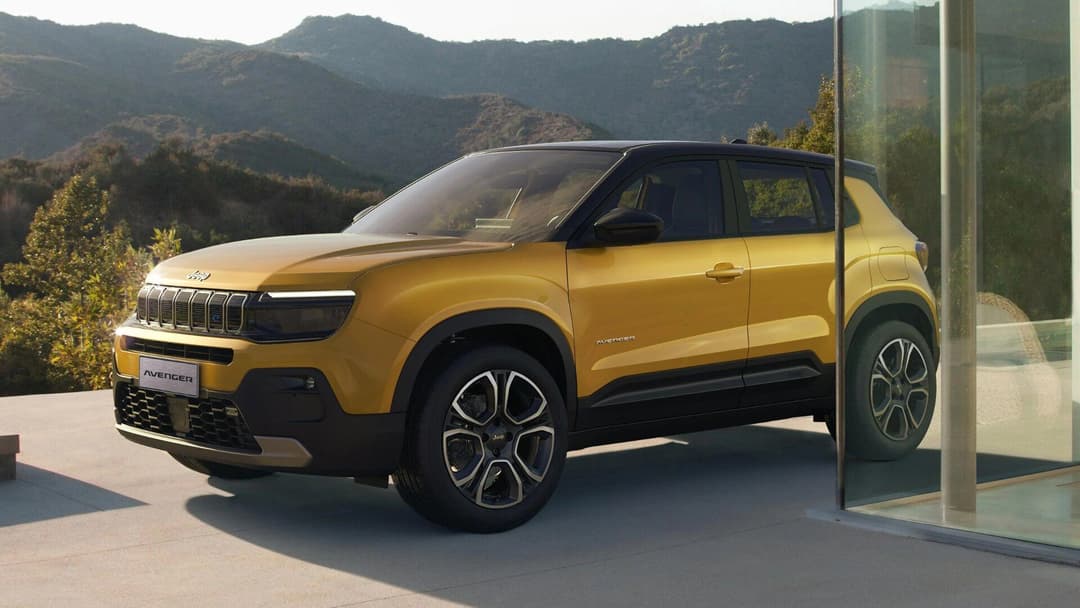 2025 Jeep Avenger in gold side view parked with mountain background 2025 Jeep Avenger in gold side view parked with mountain background