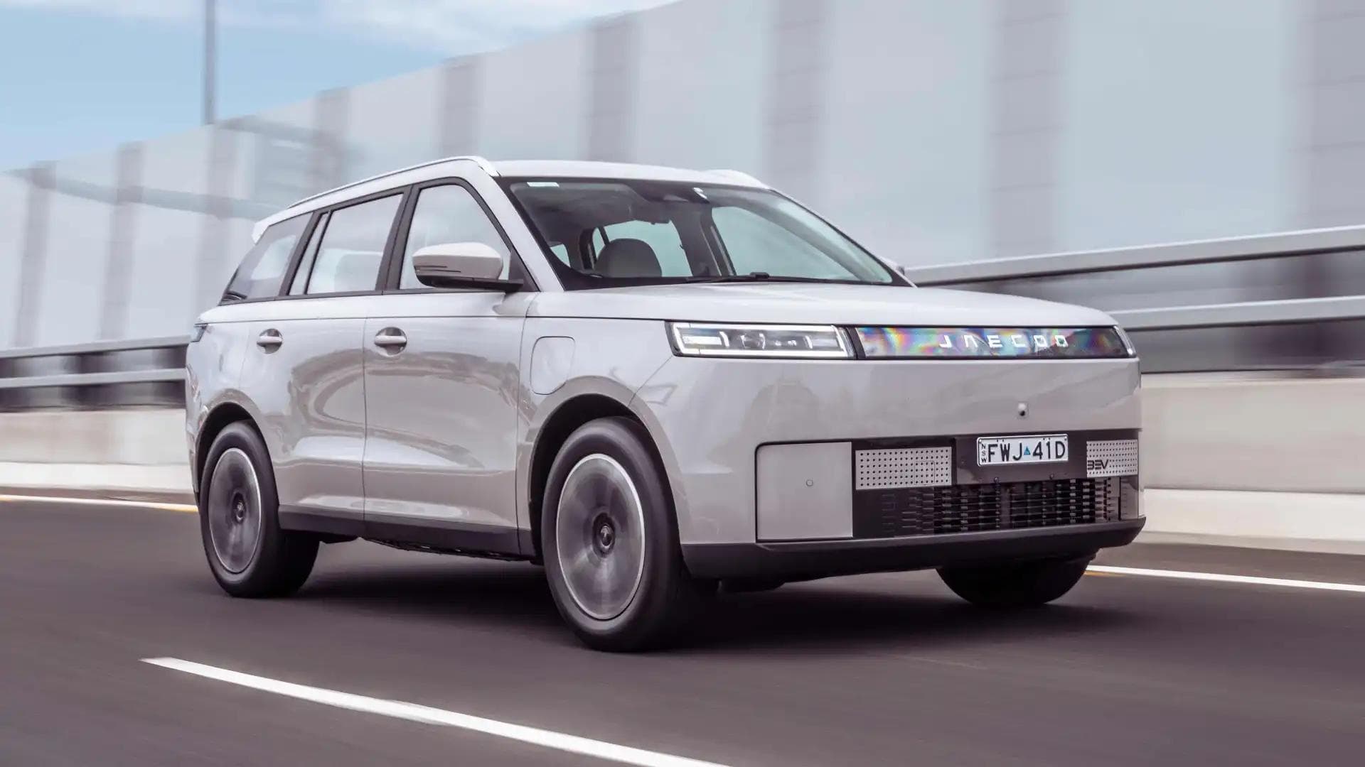 Jaecoo J5 EV front three-quarter view Jaecoo J5 EV front three-quarter view
