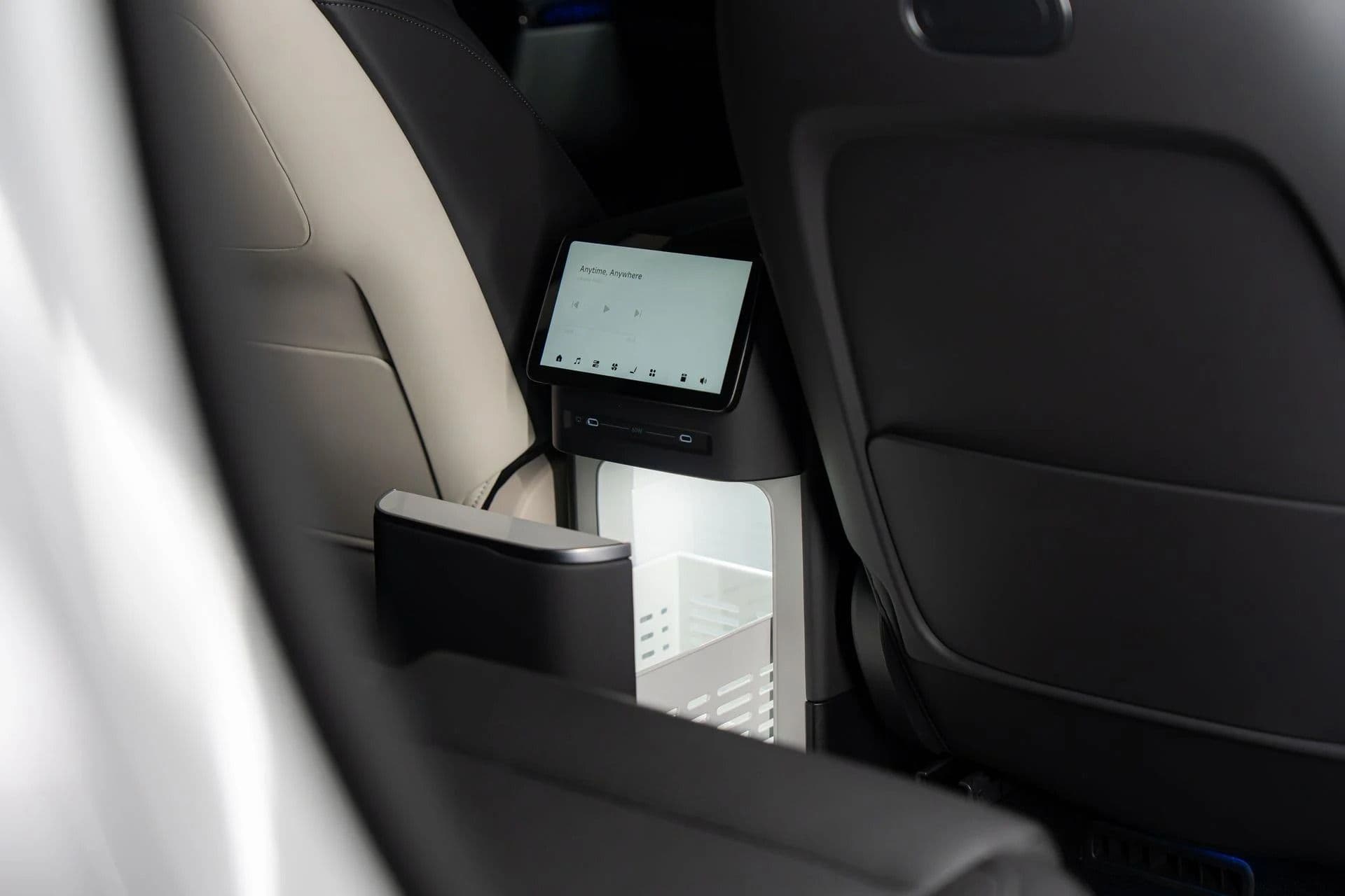 XPeng G9L rear entertainment screen and built-in fridge XPeng G9L rear entertainment screen and built-in fridge