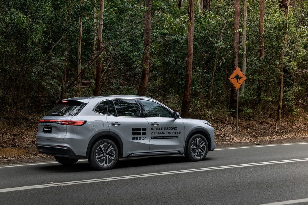 Geely Starray EM-i in green exterior side view Geely Starray EM-i in green exterior side view