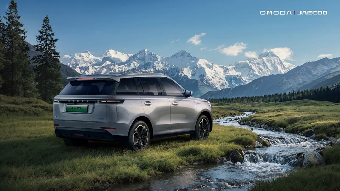 Jaecoo J5 EV side profile showing sloping roofline Jaecoo J5 EV side profile showing sloping roofline