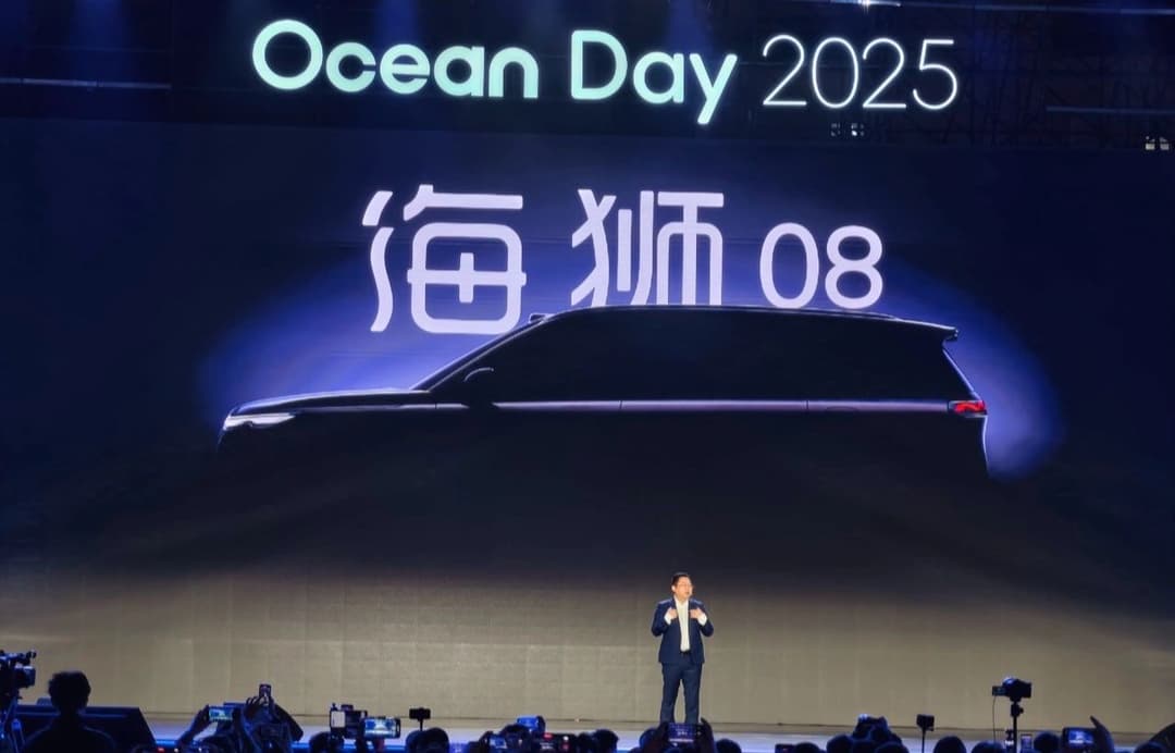 BYD Sealion 08 large seven-seat SUV exterior showcasing flagship Ocean series design with extended wheelbase and premium presence BYD Sealion 08 large seven-seat SUV exterior showcasing flagship Ocean series design with extended wheelbase and premium presence