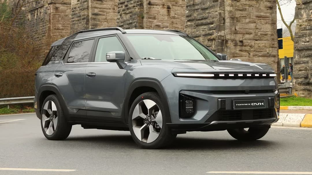 KGM Torres EVX electric SUV front three-quarter view in white showcasing modern design and LED headlights KGM Torres EVX electric SUV front three-quarter view in white showcasing modern design and LED headlights