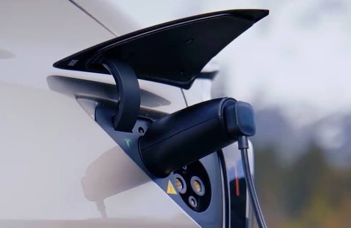 Tesla Model Y L V2L vehicle-to-load charging adaptor Tesla Model Y L V2L vehicle-to-load charging adaptor