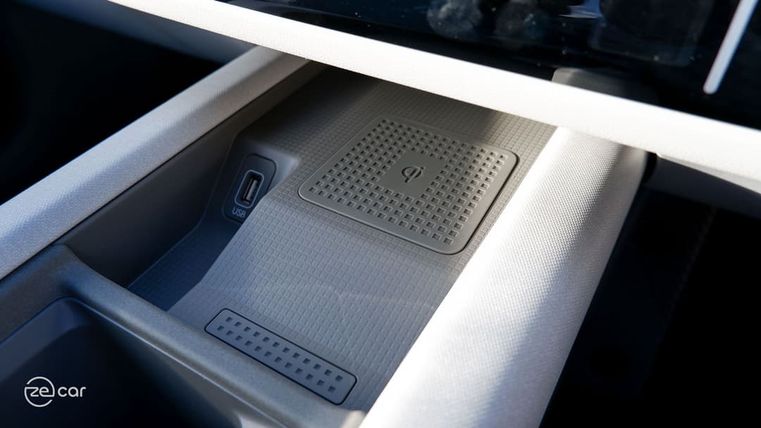 Hyundai Ioniq 6 wireless charging pad and touchscreen