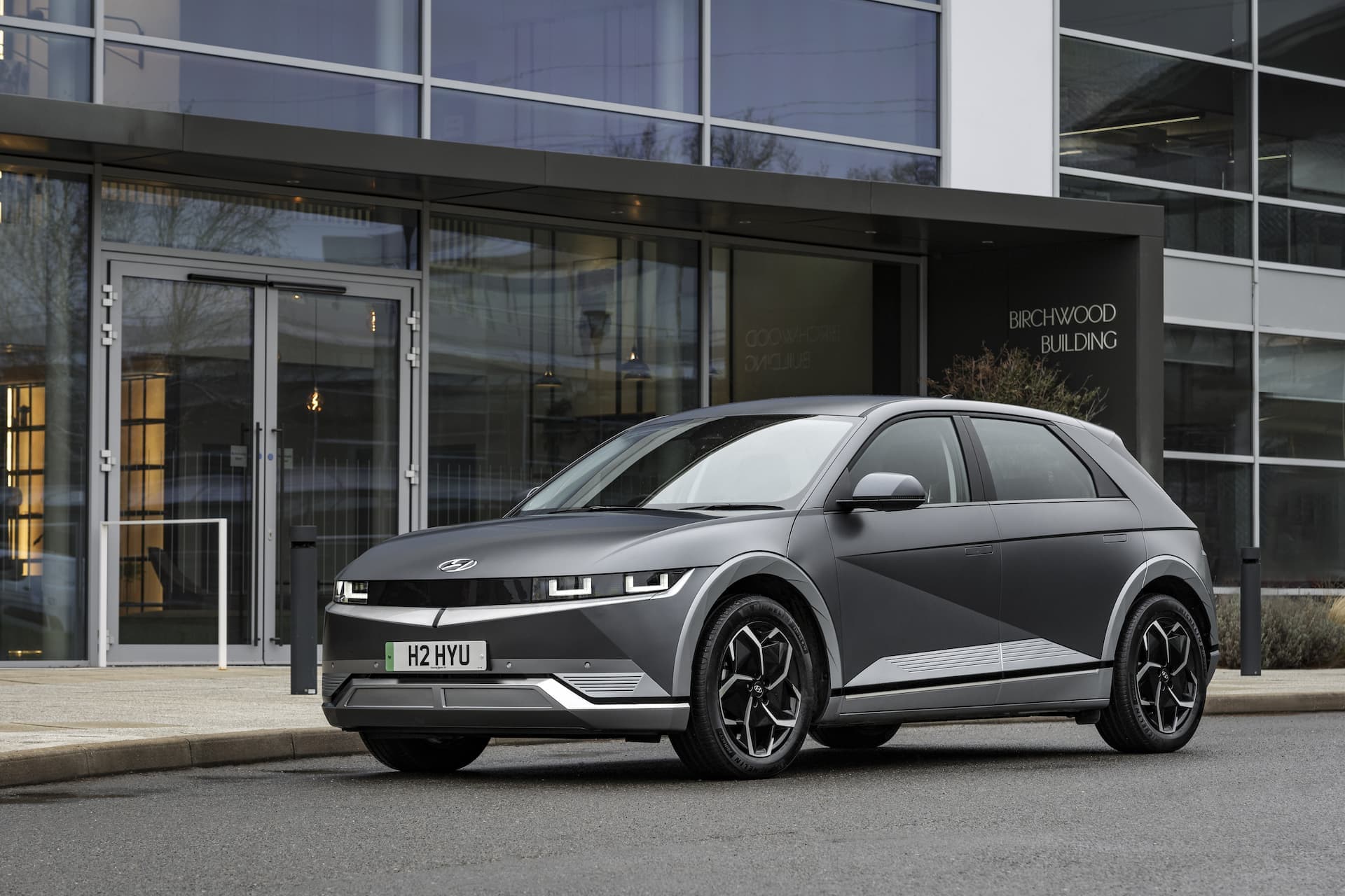 Hyundai Ioniq 5 grey with 19-inch alloy wheels Hyundai Ioniq 5 grey with 19-inch alloy wheels