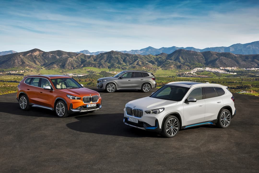 White BMW iX1 in front of BMW X1 White BMW iX1 in front of BMW X1