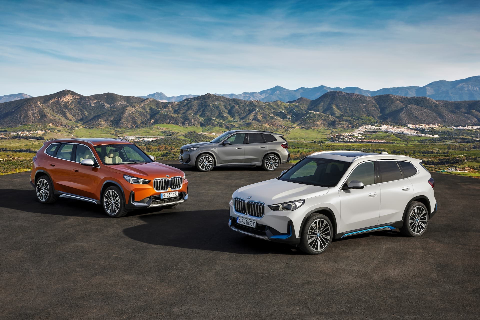 White BMW iX1 in front of BMW X1 White BMW iX1 in front of BMW X1