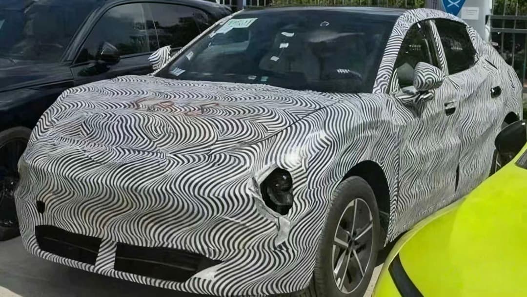 Close-up spy shot of Xpeng Mona SUV showing wider stance and SUV proportions compared to M03 sedan Close-up spy shot of Xpeng Mona SUV showing wider stance and SUV proportions compared to M03 sedan