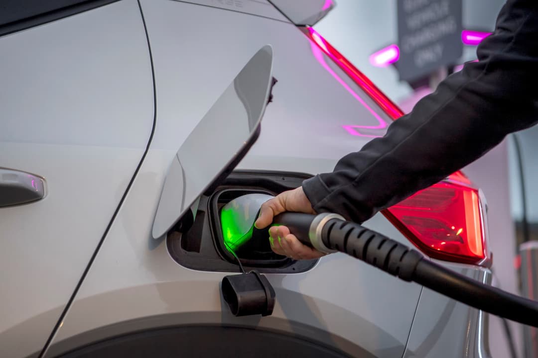 Person plugging in HPC charging cable to Volvo XC40 Recharge Person plugging in HPC charging cable to Volvo XC40 Recharge