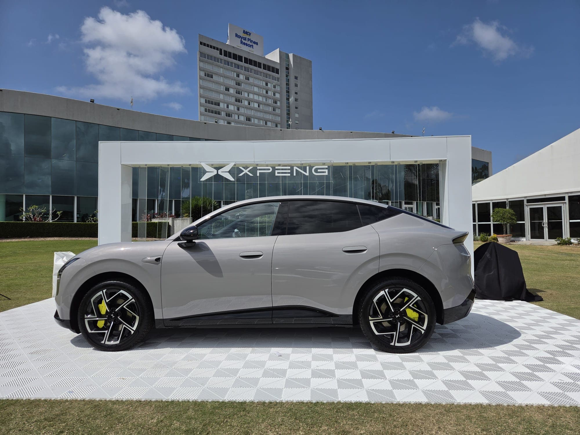 XPeng L03 side profile showing its fastback roofline and frameless doors XPeng L03 side profile showing its fastback roofline and frameless doors