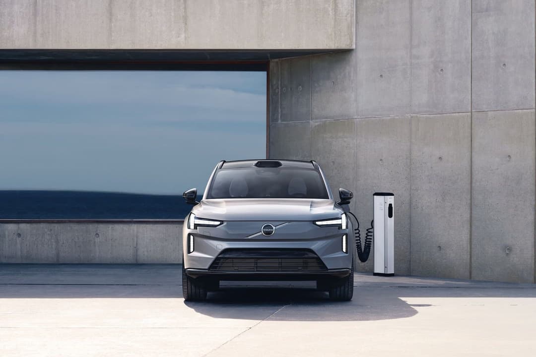 Volvo EX90 front view with charging station Volvo EX90 front view with charging station