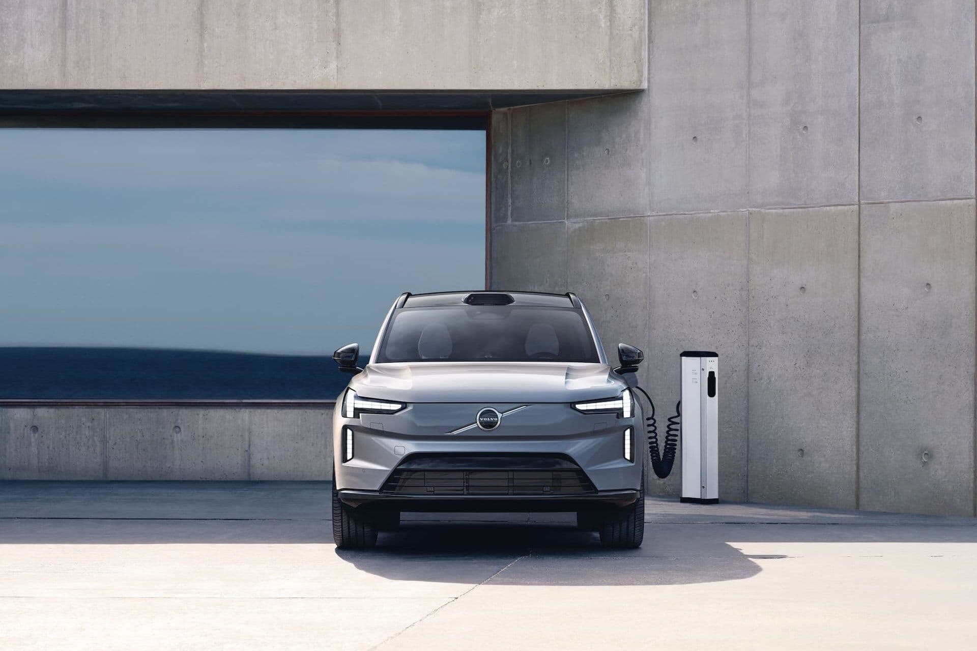 Volvo EX90 front view with charging station Volvo EX90 front view with charging station