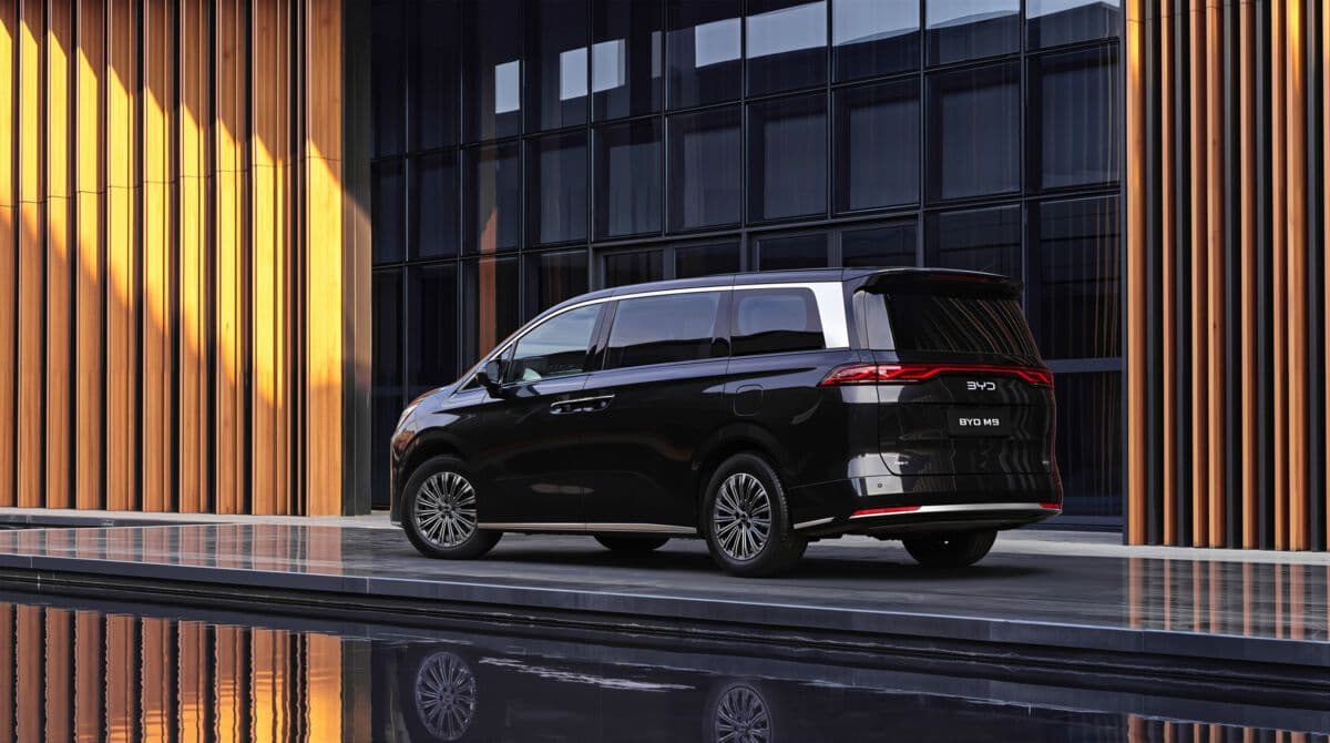 BYD M9 people mover exterior, side profile BYD M9 people mover exterior, side profile