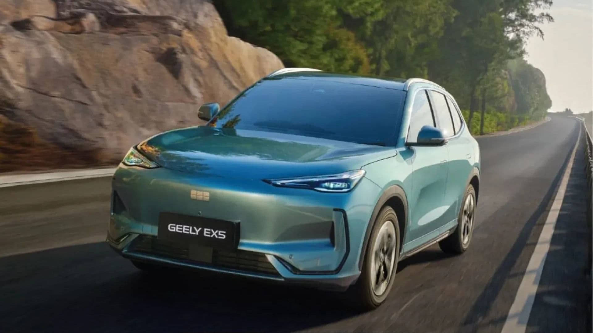 Geely EX5 Extended Range Inspire driving on a highway Geely EX5 Extended Range Inspire driving on a highway