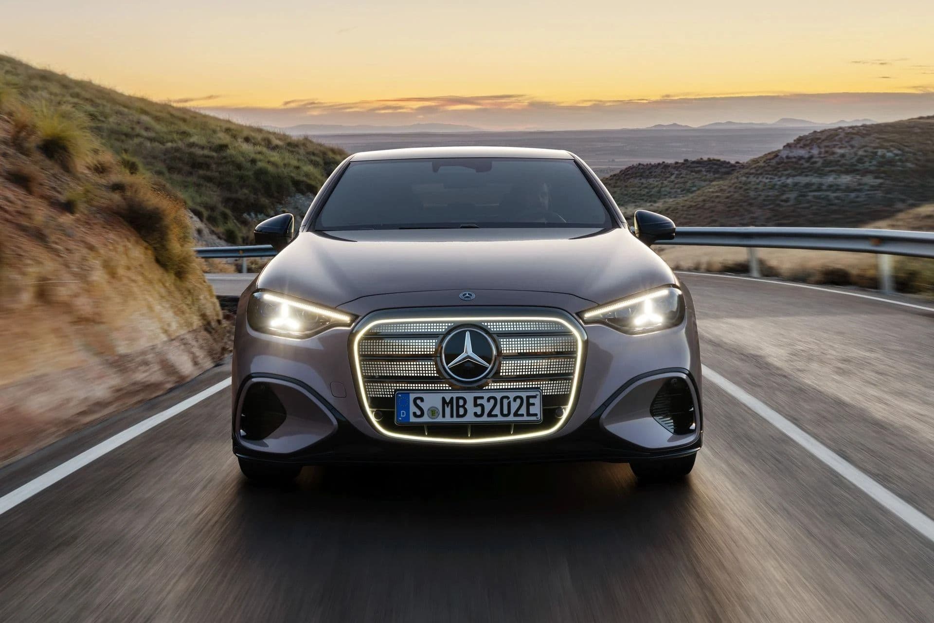 Front view of the new Mercedes-Benz C-Class electric with its illuminated grille Front view of the new Mercedes-Benz C-Class electric with its illuminated grille