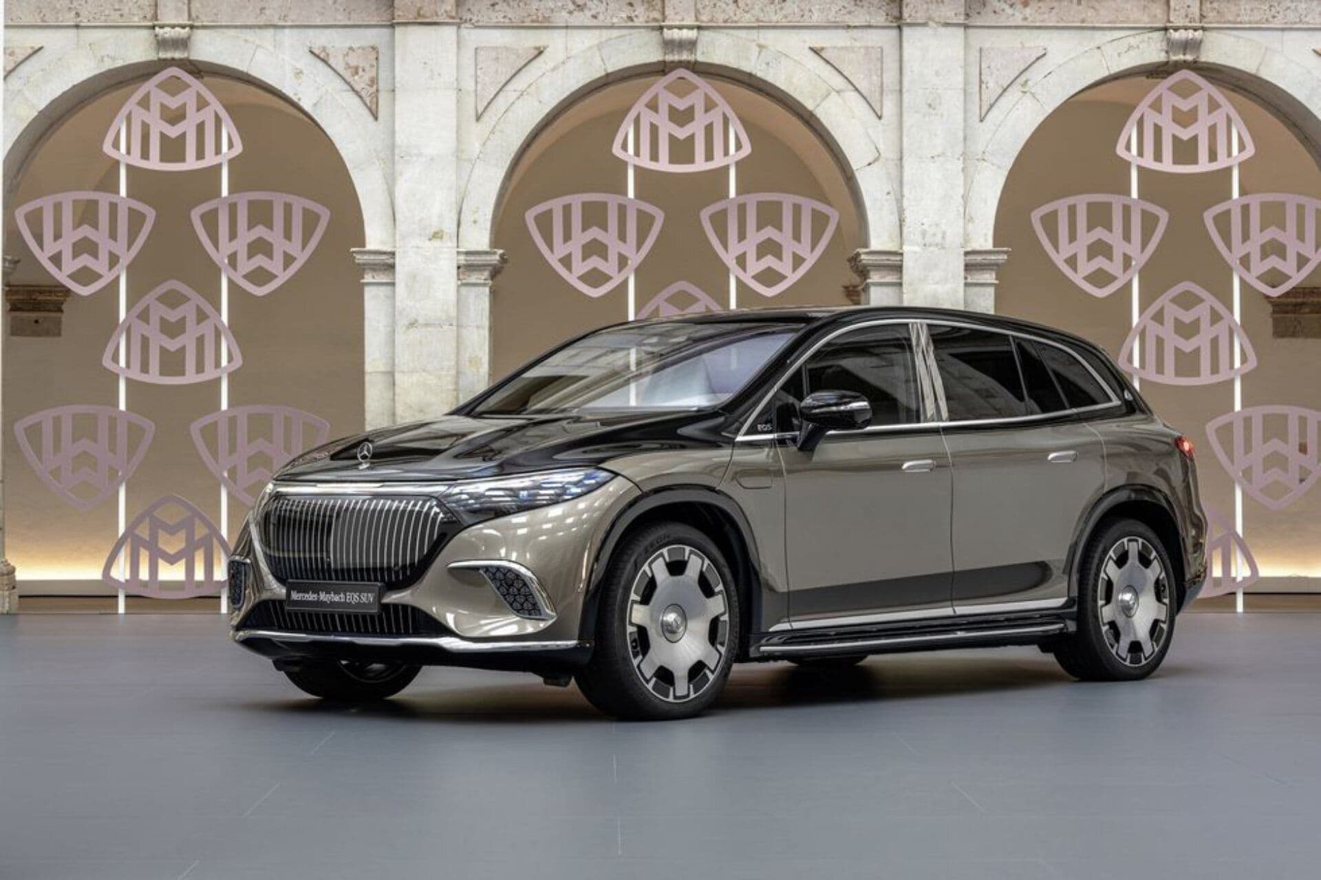 Mercedes-Maybach EQS SUV in dark grey three quarter view Mercedes-Maybach EQS SUV in dark grey three quarter view