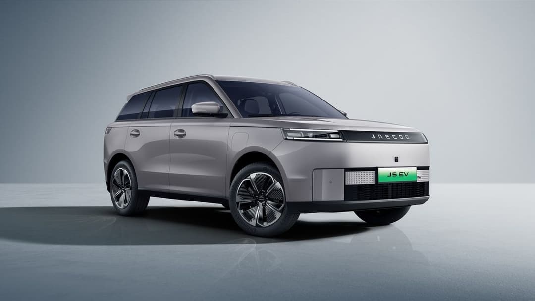 Jaecoo J5 EV exterior front three-quarter view Jaecoo J5 EV exterior front three-quarter view