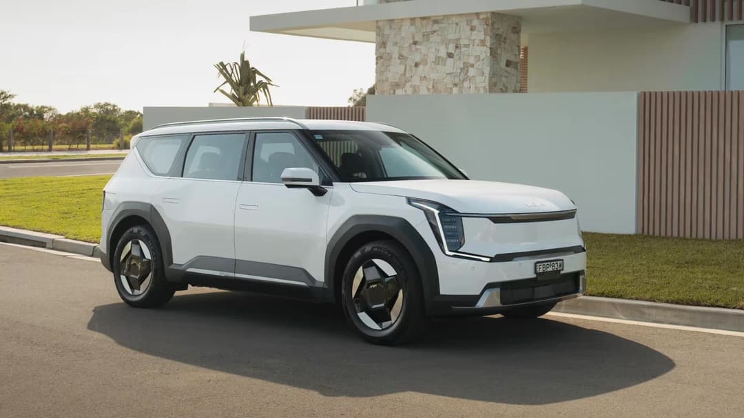 2024 Kia EV9 front view with house background 2024 Kia EV9 front view with house background