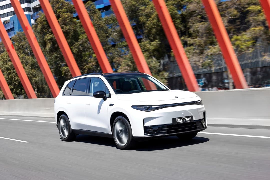 Leapmotor C10 driving on highway showing rear three-quarter profile Leapmotor C10 driving on highway showing rear three-quarter profile