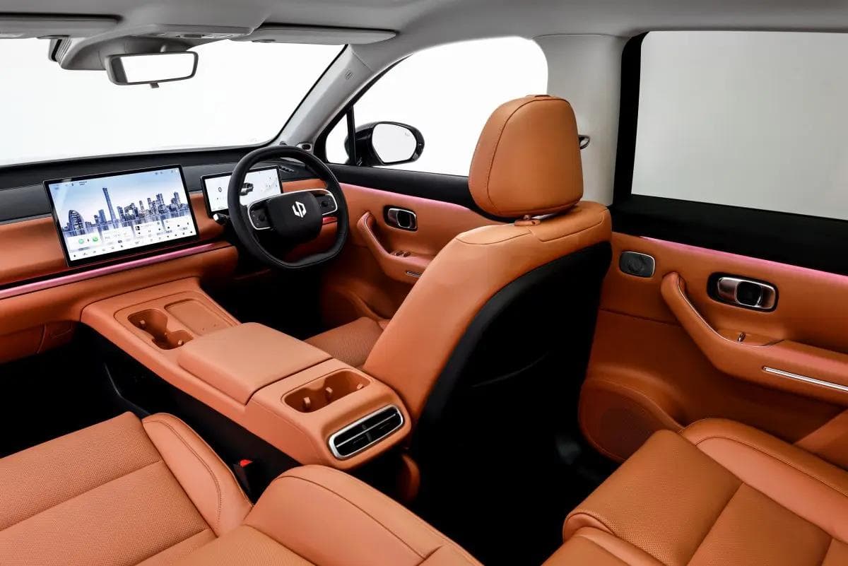 Leapmotor C10 interior showing 14.6-inch touchscreen and 10.25-inch digital instrument cluster Leapmotor C10 interior showing 14.6-inch touchscreen and 10.25-inch digital instrument cluster
