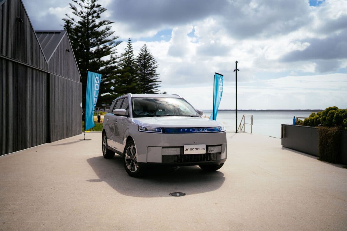 Jaecoo J5 EV exterior front three-quarter view Jaecoo J5 EV exterior front three-quarter view