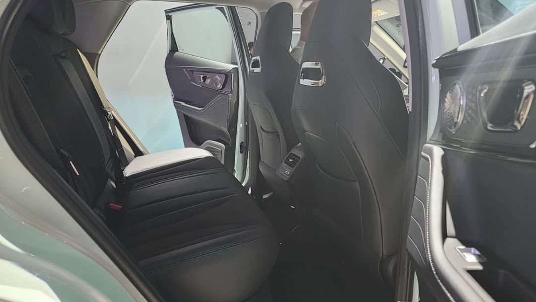 Chery Omoda E5 interior view of rear seats from outside Chery Omoda E5 interior view of rear seats from outside