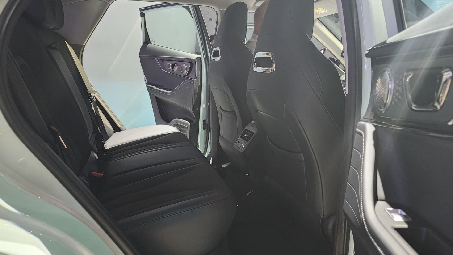 Chery Omoda E5 interior view of rear seats from outside Chery Omoda E5 interior view of rear seats from outside