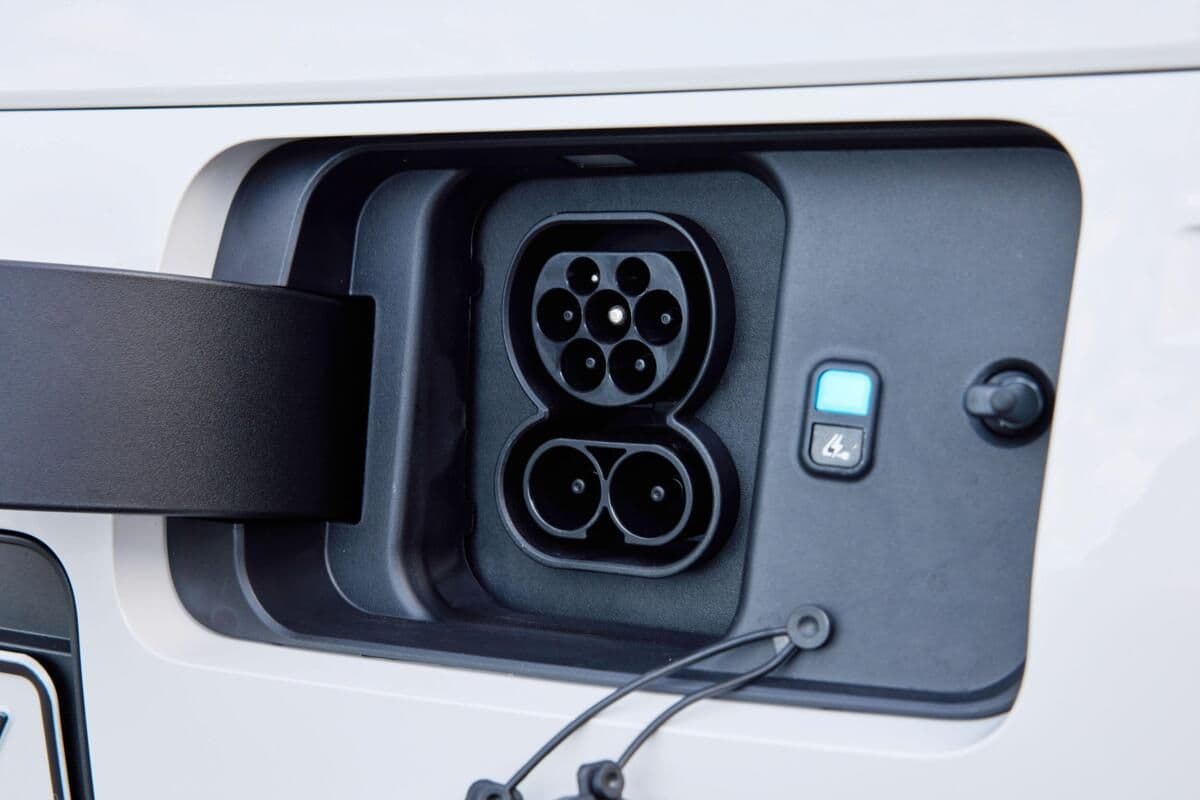 Hyundai Staria Load Electric charging port in the centre of the front panel Hyundai Staria Load Electric charging port in the centre of the front panel